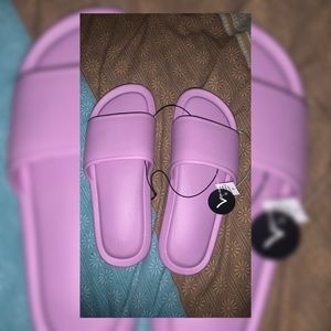 Women purple slippers indoor outdoor brand new size 7!